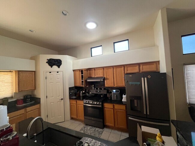 Foto del edificio - Furnished monthly rental home with long te...