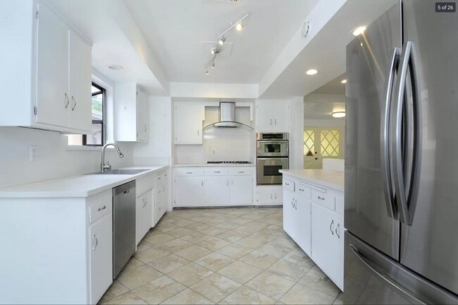 Building Photo - 2458 Sleepy Hollow Dr