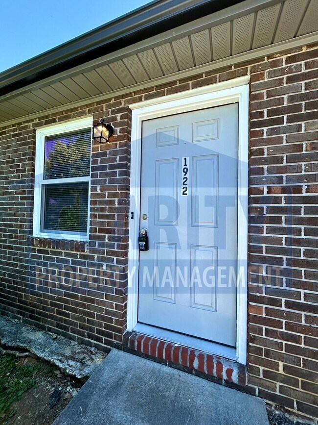 Foto del edificio - Two bedroom townhome w/ cathedral ceilings!