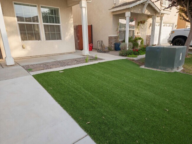 Foto del edificio - Spacious 4-Bedroom Home with Solar, Finished Garage, Large Pantry & Low-Maintenance Backyard in M...