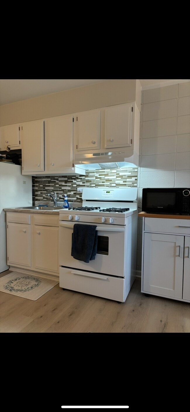 Building Photo - 1351 N Western Ave