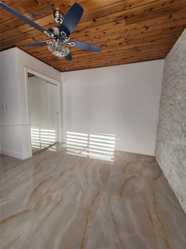 Foto del edificio - 1113 NE 8th St