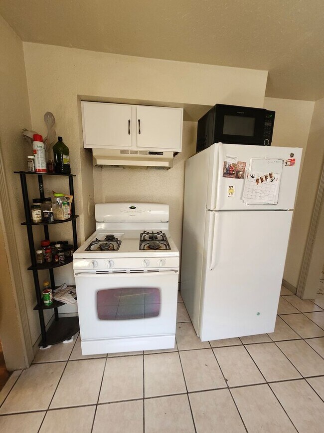 Foto del edificio - 3 Bed, 1 Bath Centrally Located with Spaci...