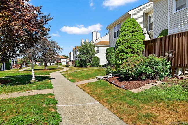 Foto del edificio - 1220 Whispering Hills Dr