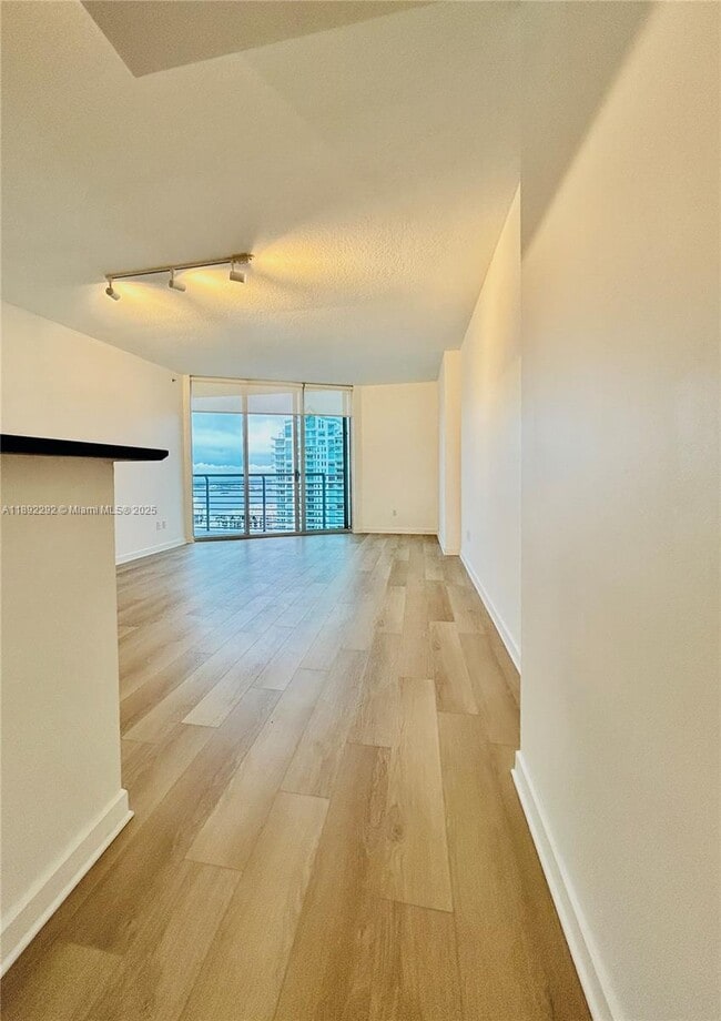 Foto del edificio - 325 S Biscayne Blvd