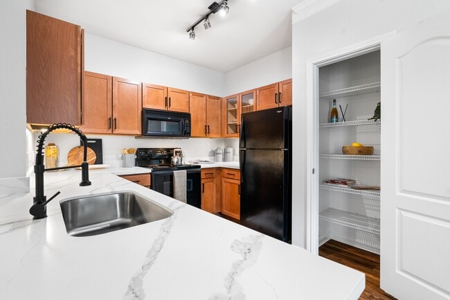 Encimeras y despensas de cocina - Grove at Sterling Ridge