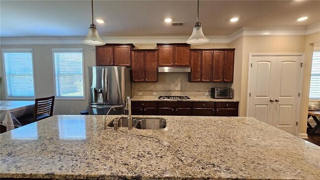 Building Photo - 4750 Sanderling St