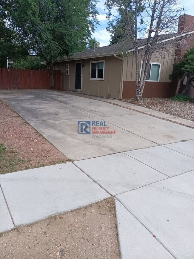 Building Photo - 1321 Potter Dr