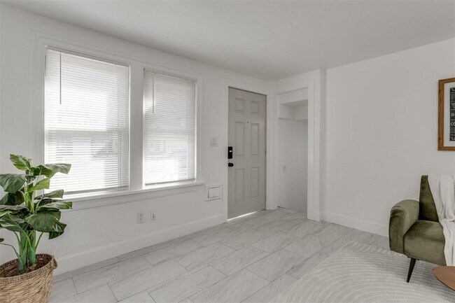 Building Photo - 2421 NW 18th St