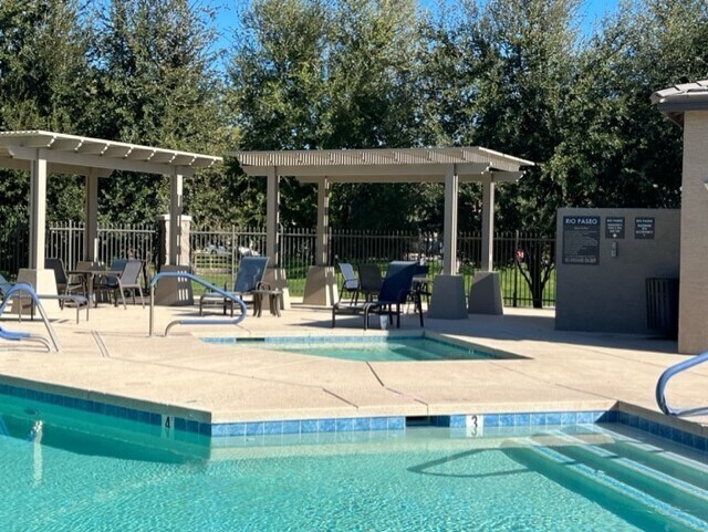 Building Photo - Community pool, 3 bed 2.5 bath in Rio Paseo