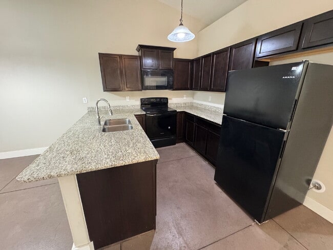 Building Photo - "Spacious 3-Bedroom Duplex Retreat with 2 Full Baths in Derby - 1097 Sq. Ft of Comfort!"