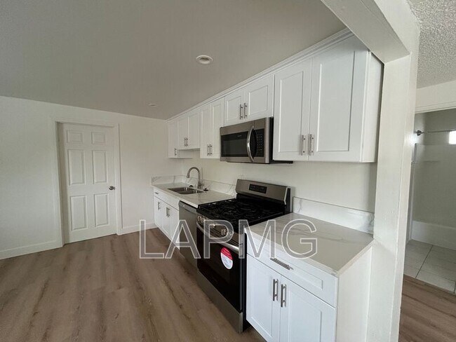 Foto del edificio - 3824 W 104th St