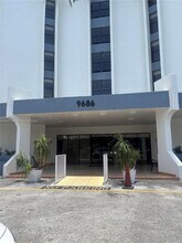 Building Photo - 9686 Fontainebleau Blvd