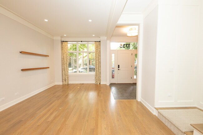 Foto del edificio - 1735 N Wolcott Ave