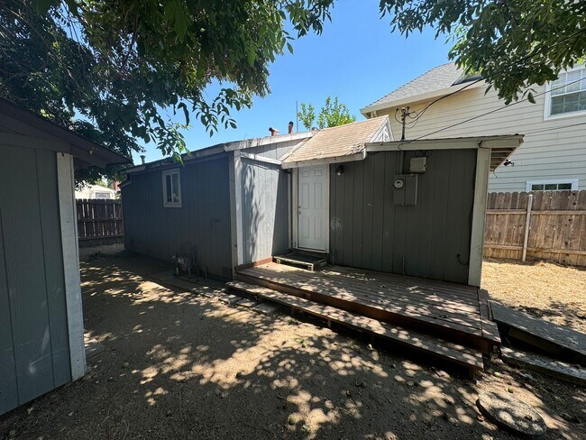 Building Photo - 1 Bedroom 1 Bath Home with a Large Outdoor...