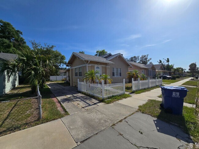 Foto del edificio - Nice 2 Bedroom & Large extra room that you...