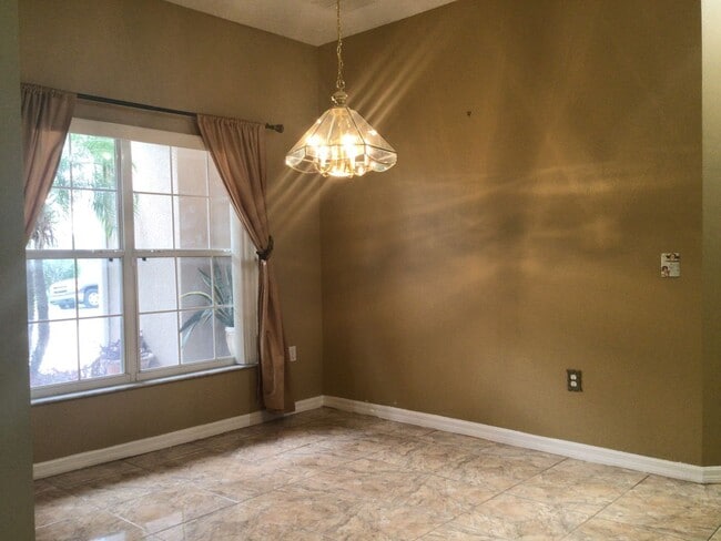 Photo - 410 Bloomfield Dr House