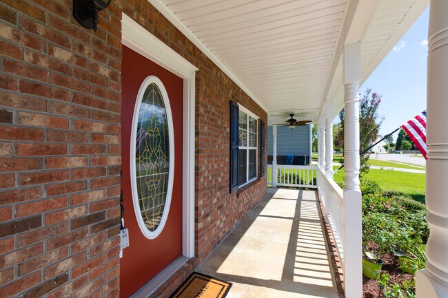 Building Photo - 4 Bedroom 2 Bath