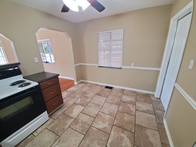 Foto del edificio - Two Bedroom House with carport