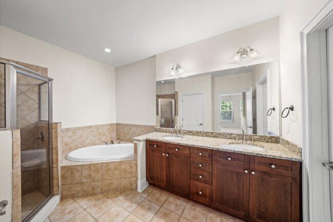 Foto del edificio - 3741 Ashford Creek Ave NE
