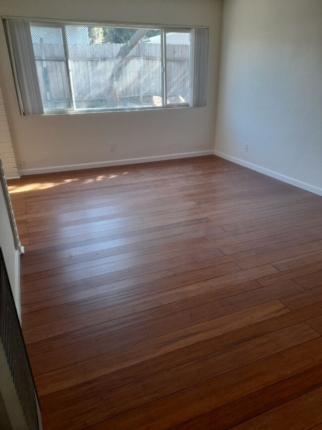 Foto del edificio - 4626 W 162nd St