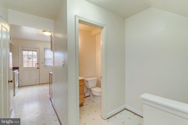 Building Photo - 5921 Queenston St