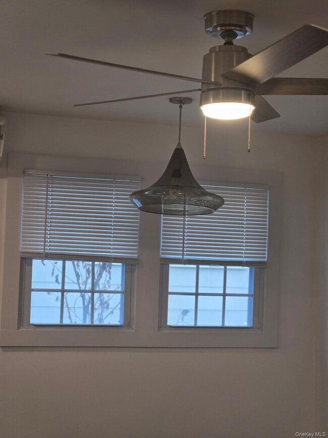 Building Photo - 125 Roslyn Rd