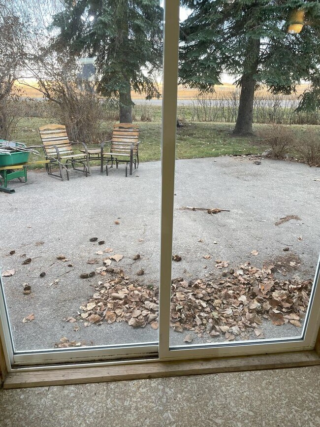 Building Photo - Discover a delightful 3-bedroom, 2-bathroo...