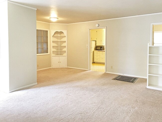 Building Photo - Charming 2 Bedroom duplex with garage in a...