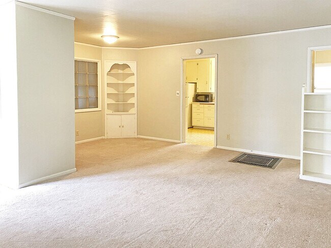 Foto del edificio - Charming 2 Bedroom duplex with garage in a...