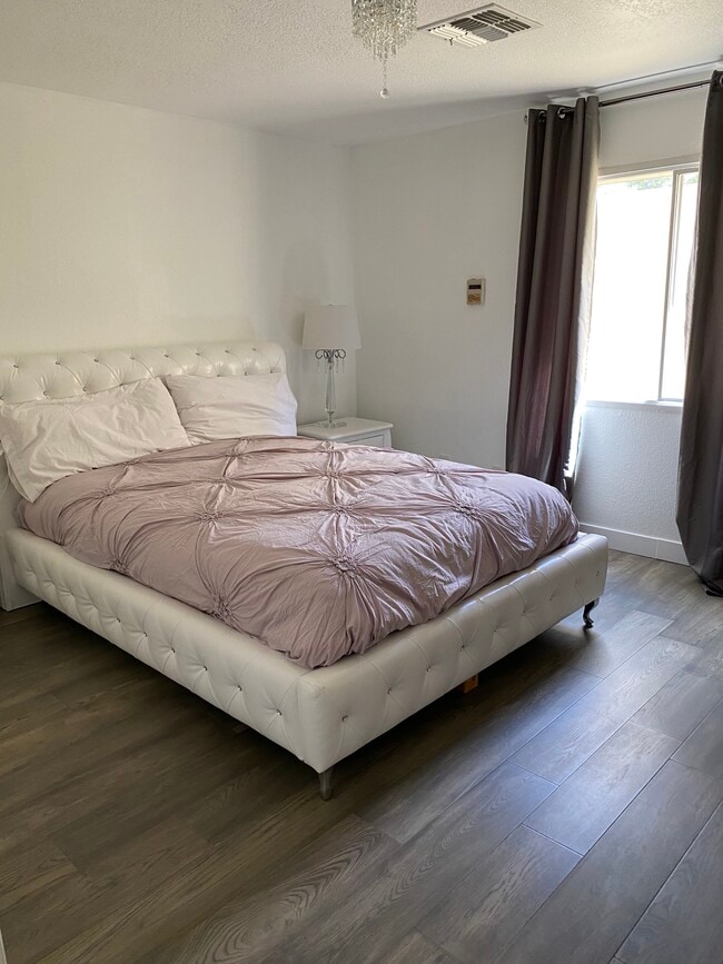 secondary bedroom - 7745 N Via De La Sombre