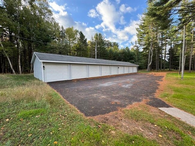 Building Photo - 302 Balsam St