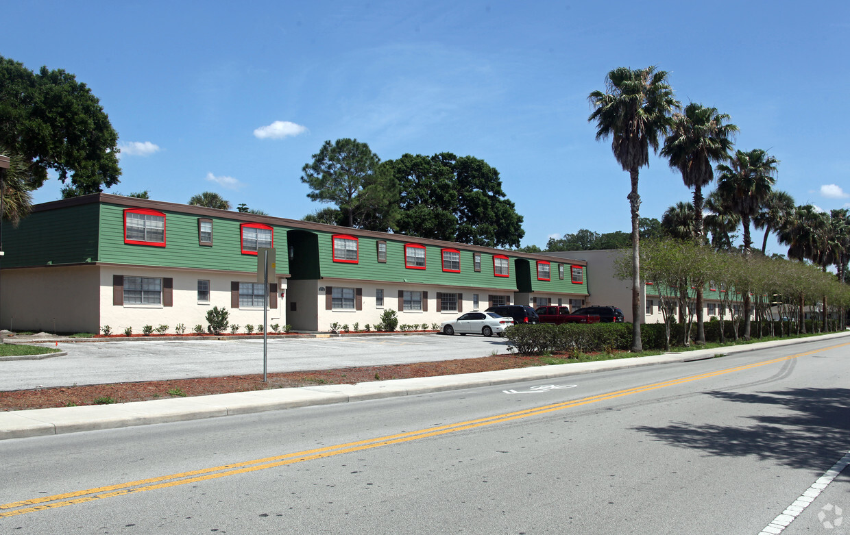 Primary Photo - Lake Hollingsworth Apartments