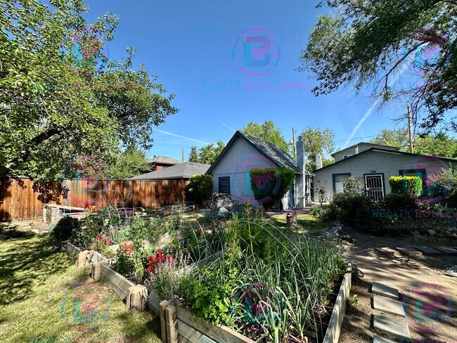 Foto del edificio - Charming 1-Bedroom Home in Desirable Old Southwest Reno – Lush Yard, Bonus Room & Unique Character!