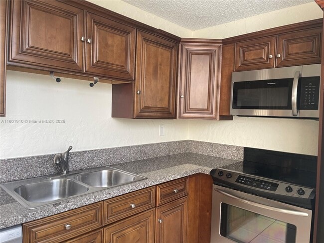 Building Photo - 9495 Evergreen Pl