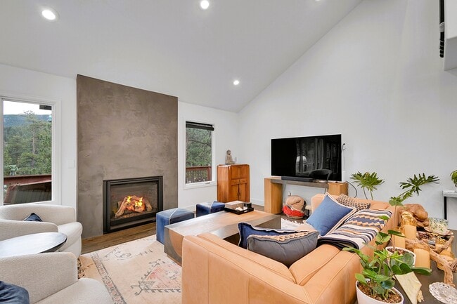 Foto del edificio - 28384 Kinnikinick Rd