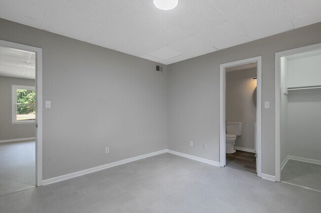 Building Photo - 210 Colonial Dr