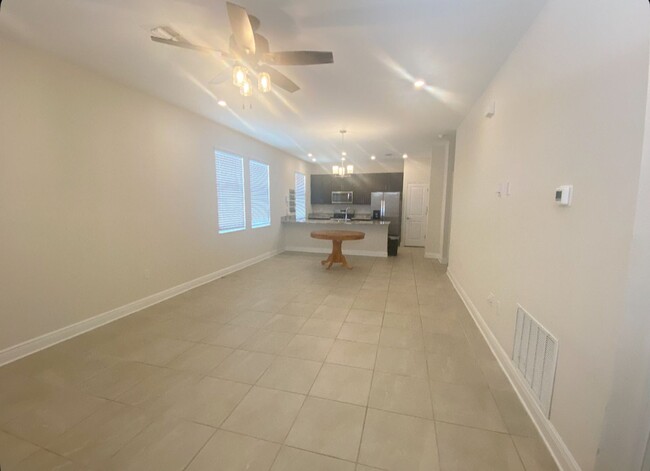 Building Photo - Beautiful Open Concept Home