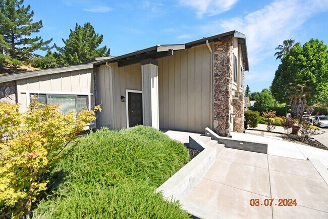 Building Photo - Spacious 4bedroom Home in Martinez!