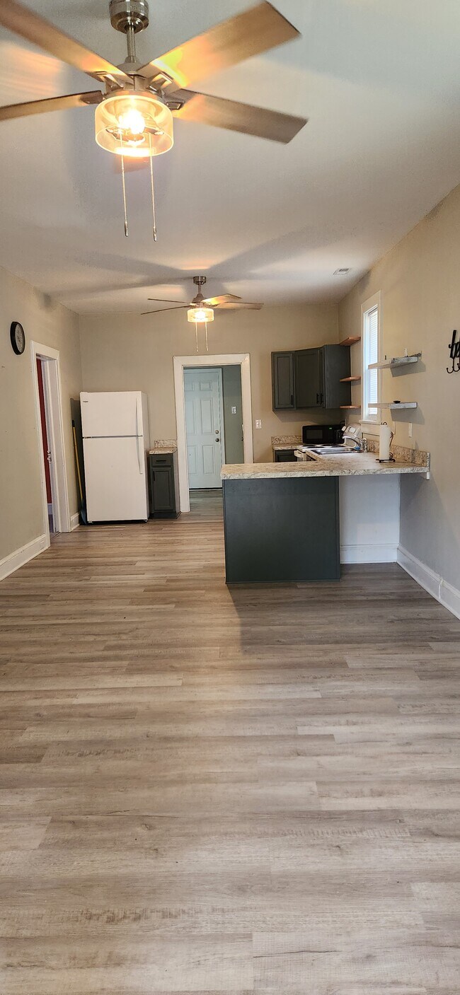 Building Photo - 1214 St James St