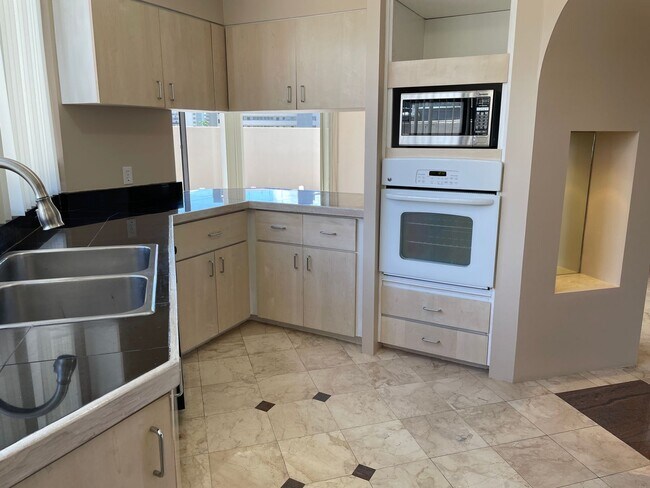 Building Photo - Admiral Thomas - 2 Bdrm/2 Bath/1 Prkg - $4...