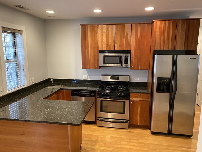 Building Photo - 1452 W Thorndale Ave