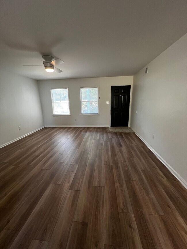 Building Photo - Charming 2-Bedroom Rental on Ladies Island