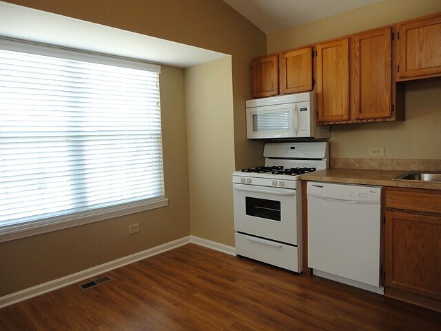 Building Photo - 4609 Vista Dr