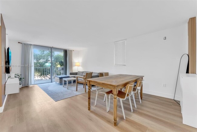 Foto del edificio - 650 NE 64th St