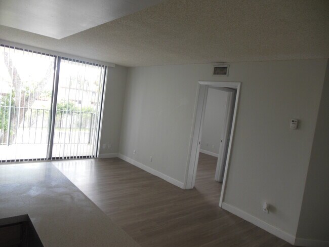 Foto del edificio - TWO BEDROOM TWO BATHROOM! WATERFRONT COMMUNITY
