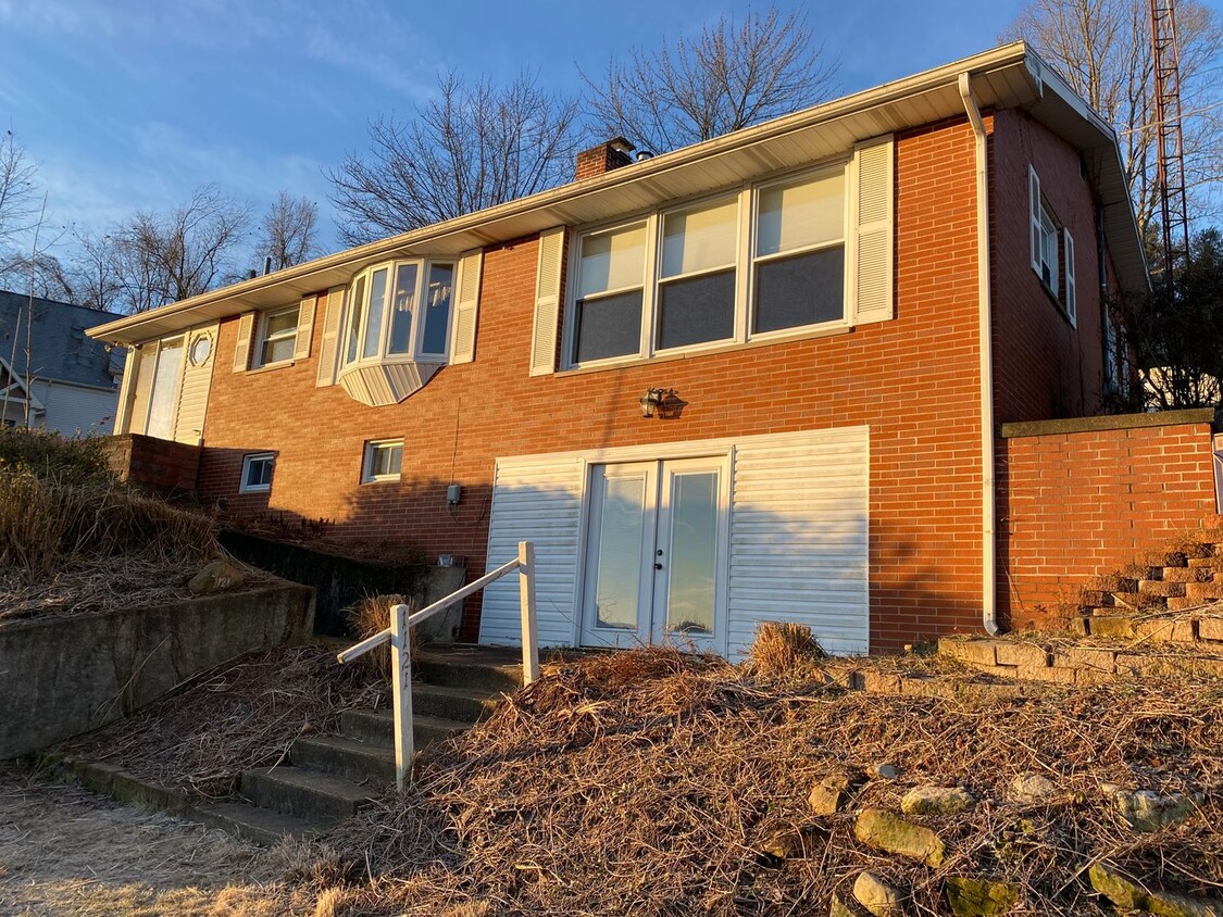 Primary Photo - 3bed 2bath Home with Atwood Lake Views