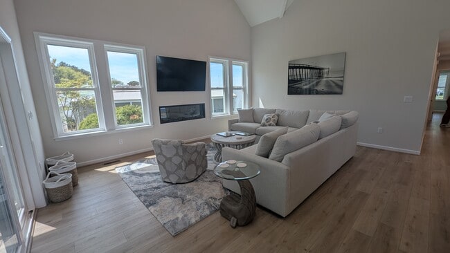 Building Photo - 113 S Ocean Dr