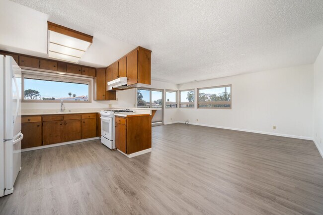 KITCHEN & LIVINGROOM - TOP - 365 Quintana Rd