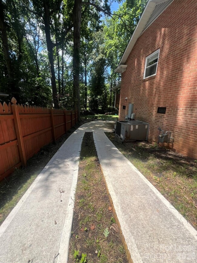 Foto del edificio - 1117 Mineral Springs Rd